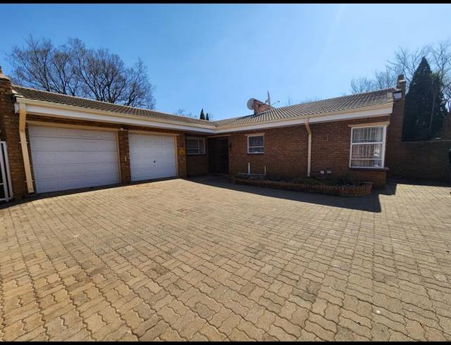 3 BEDROOM TOWNHOUSE FOR SALE IN VANDERBIJLPARK SW 5